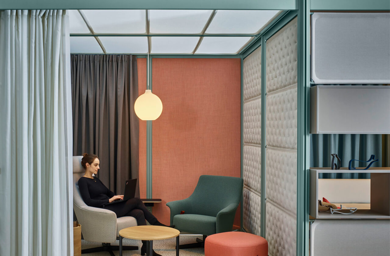 Office lounge with sound-absorbing 3D knitted wall panels creating a quiet retreat zone – POINTS system by Bene