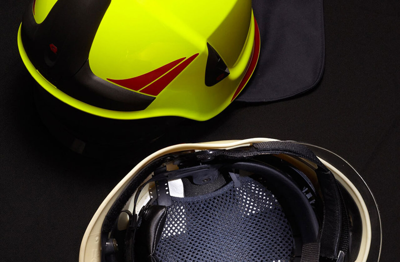 Protective helmets with a 3D knitted mesh liner of defined elasticity to absorb impact
