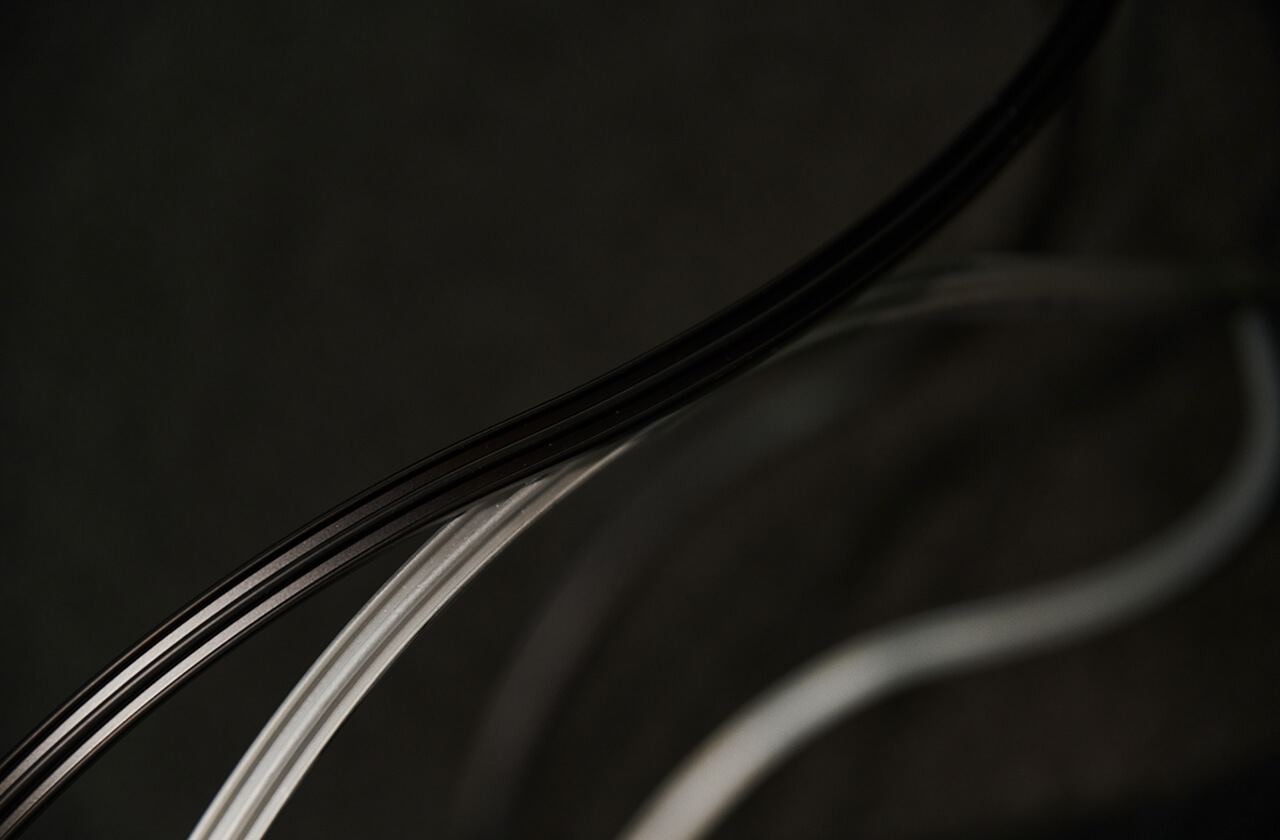 Lampshade rim against a dark background – a solution from detail to design performance