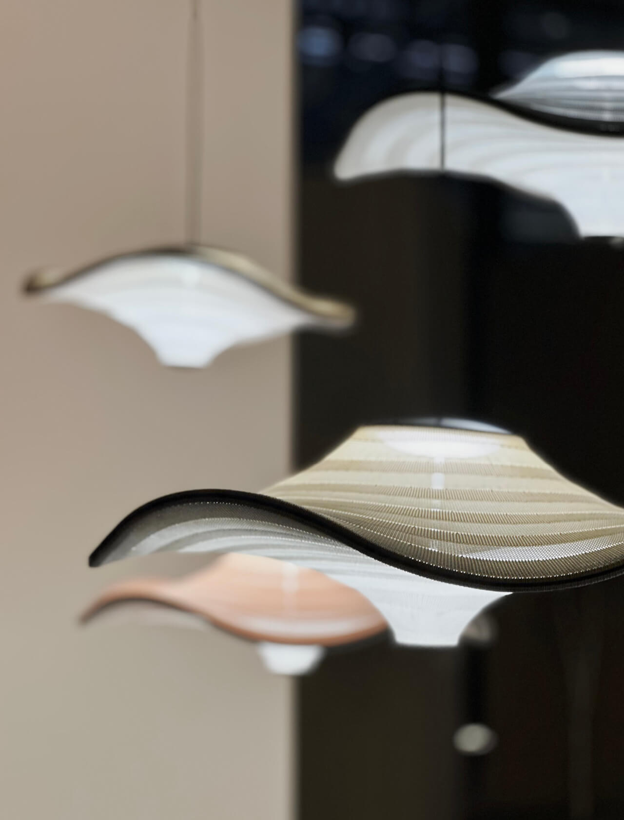 Pendelleuchten FLYING mit 3D-gestrickten Schirmen – freie Gestaltung in Form und Farbe, ressourcenschonende Produktion