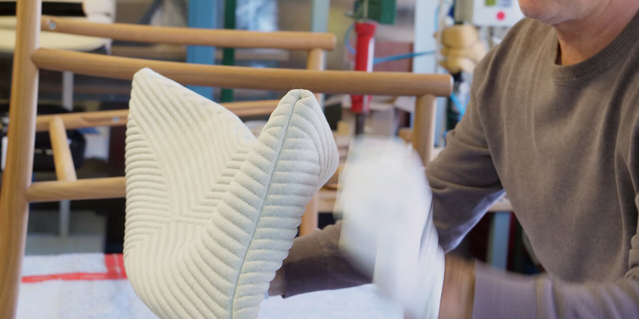 Aufziehen eines 3D-gestrickten Rückenbezugs – schnelle, einfache Montage ohne zusätzliche Nähschritte