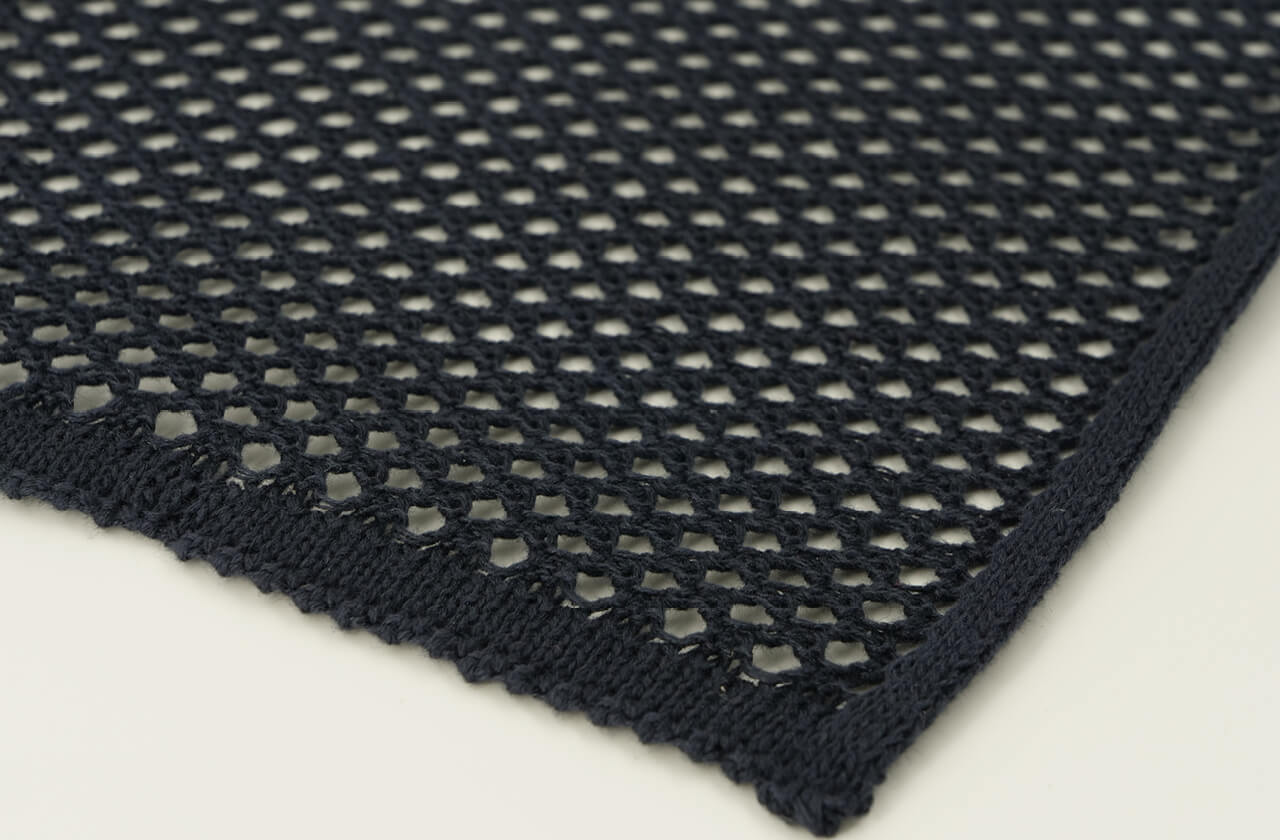 Detail eines schwarzen, nahtlos 3D-gestrickten Mesh – ohne Verschnitt, effizient produziert, montagefertig