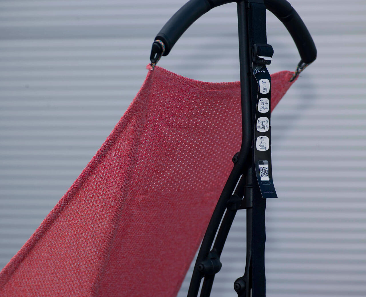 Stroller frame with a tensioned 3D knitted seat cover – integrated function and colourfast yarns