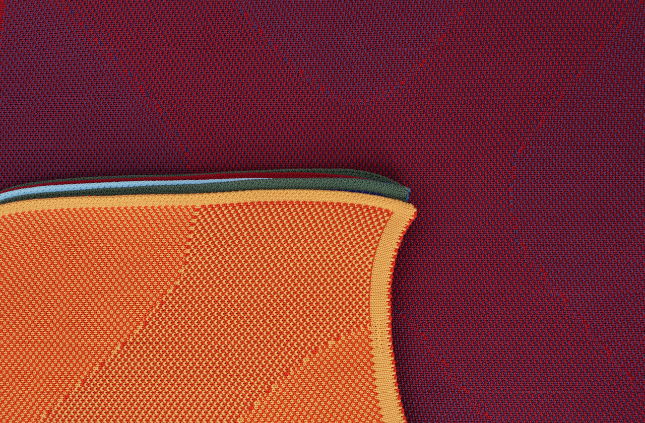 Kantendetail eines formgestrickten Bezugs: ein Garn, kontrastierende Farben und Strukturen, auch in schwer entflammbarem PES