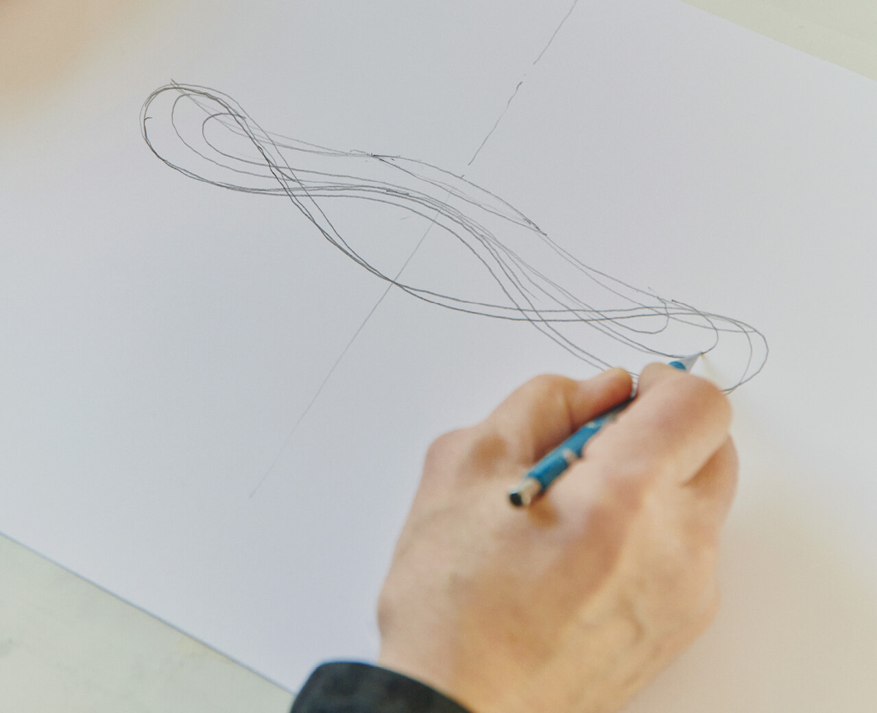 Handskizze eines Leuchtenentwurfs – Kobleder begleitet die Entwicklung von der ersten Idee bis zum 3D-gestrickten Produkt