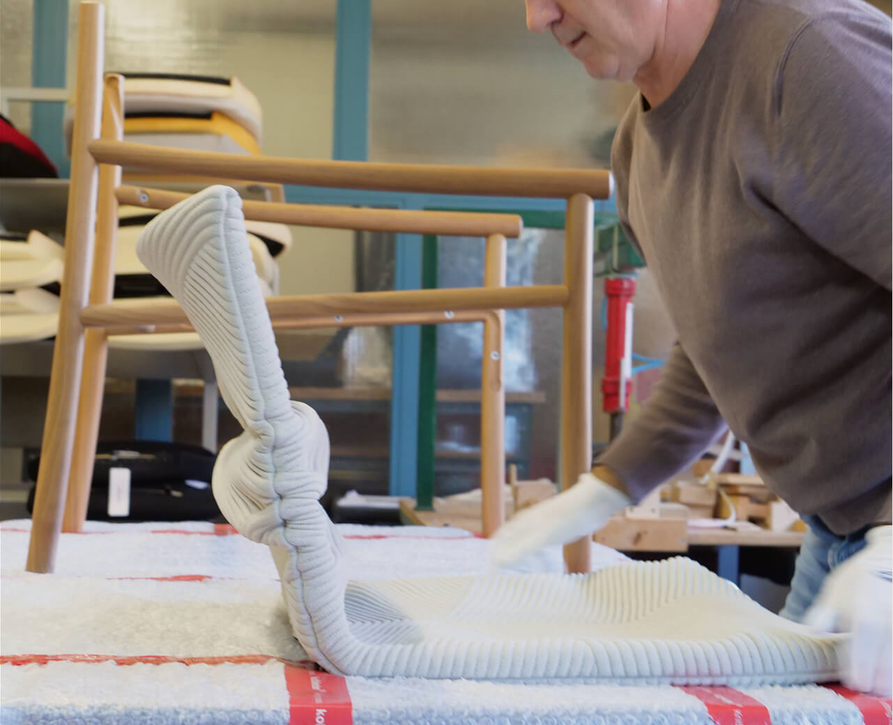 3D-gestrickter Bezug wird über ein Gestell gezogen – Soft-Spacer-Gestricke bieten Komfort ohne Schaumpolster