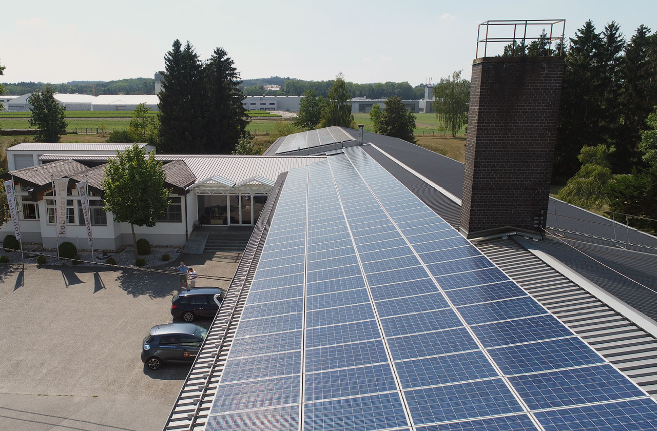 solarpaneele-auf-dem-Firmendach-fuer-klimaschonende-Energieerzeugung